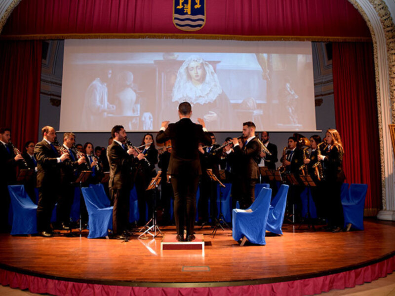 La Banda Filarmónica de la Oliva de Saltera, actuó en un concierto en capitanía general en honor a la Esperanza de la Trinidad.