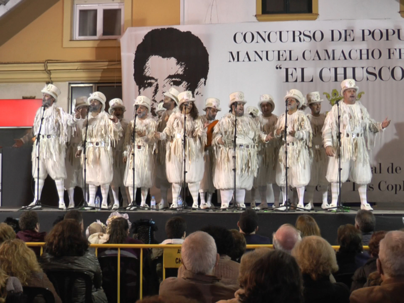 La comparsa de Marcos García y la chirigota del ‘Kiski’ alcanzan 14 y 6 años pisando las tablas del Falla