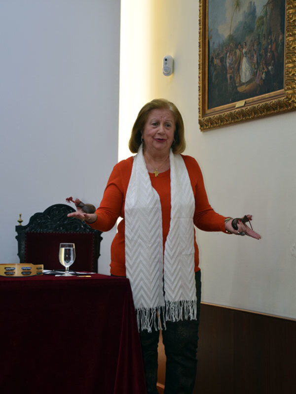 Paquita Gòmez Canto su villancico con palillos en el pregón de Navidad del Colegio Oficial de Agentes Comerciales de Sevilla.