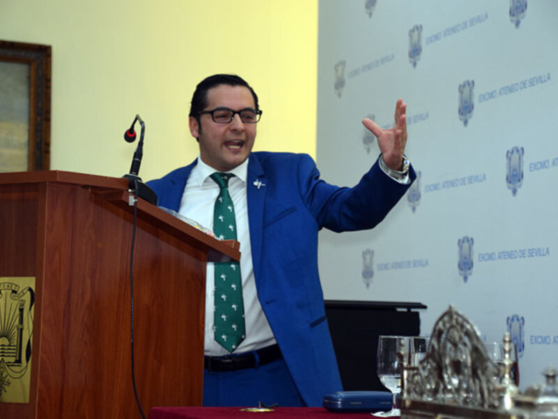 El gran cofrade de espritu navideño Francisco Ávila pregonó la Navidad Sevillana.