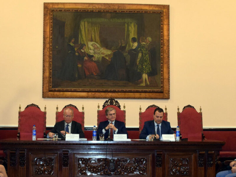 El profesor abogado universitario Francisco José Fernandez Romero Hermano Mayor de la Vera- cruz Ilipense,presento su libro”Actualidad por Dercho”