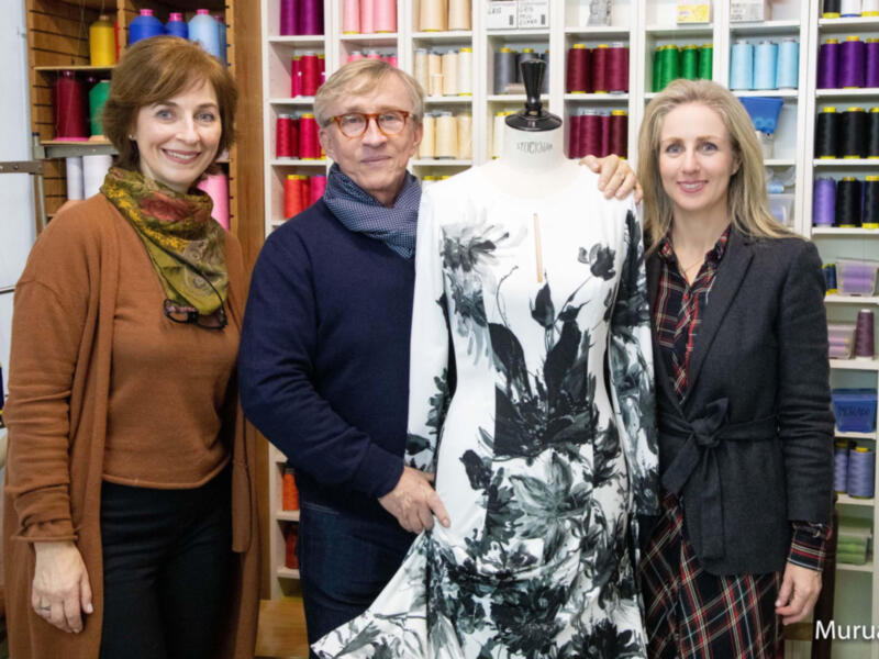 El diseñador Jasper Conran visita el taller de Lina 1960