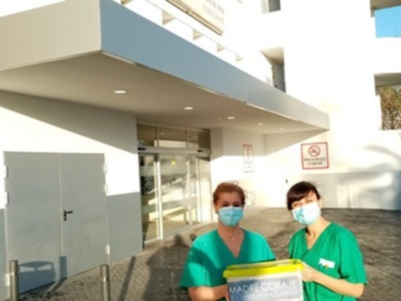 Madre Coraje entrega materiales de protección a profesionales sanitarios del Hospital de Jerez
