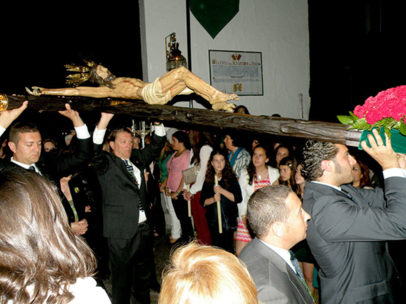 Procesión religiosa con imagen del Cristo de la Expiración, llevada a hombros por fieles en una noche de Semana Santa.