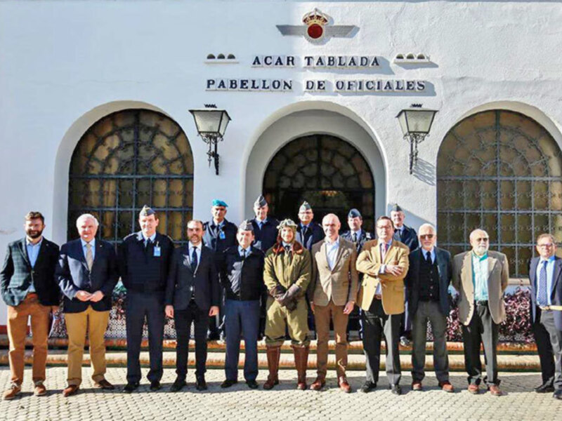 A cuerdo en la Cámara de Comercio de Sevilla entre el Ejército del Aire, la Asociación Sevillana de Empresas Turísticas y el Centro Universitario.