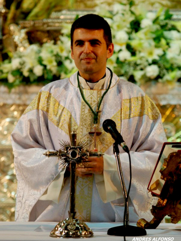 Ocupando la Sagrada Cátedra el Rvdo. José Francisco Duran Falcón, Delegado Diocesano de la Pastoral Juvenil de la  Archidiócesis de Sevilla,