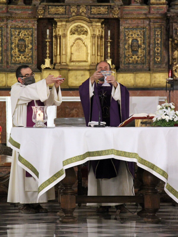 Emotivo réquiem por las víctimas del Covid 19 en la Iglesia de San Jacinto  de Triana