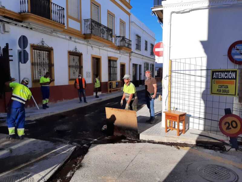 Asfaltado uno de los tramos de la calle Larga rehabilitados con el Profea