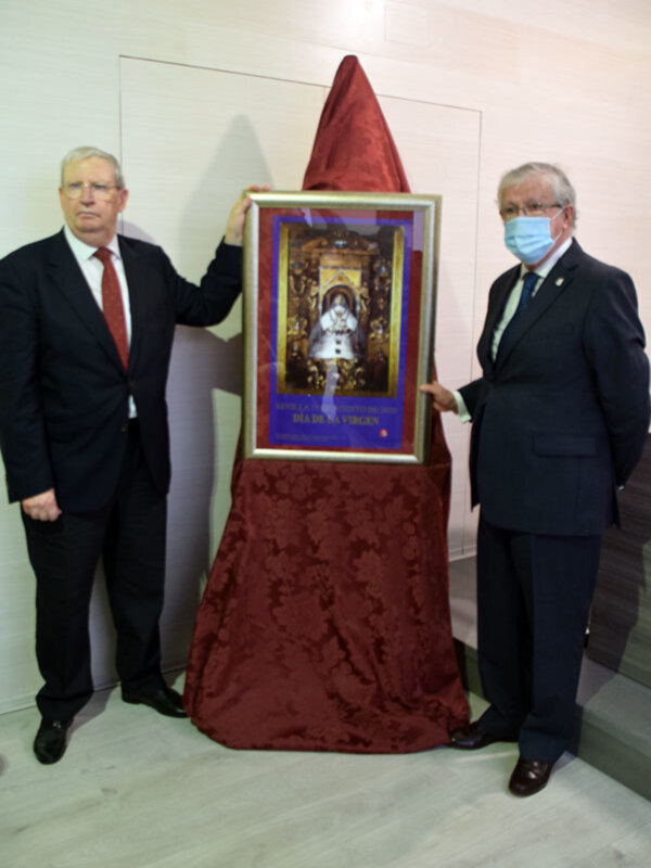 La imagen de la Santísima Virgen de los Reyes aparece entronizada dentro de su tabernáculo de plata gótico