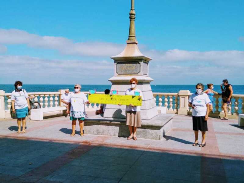 Los usuarios del Centro Vita salen a la calle para dar ejemplo de cómo caminar manteniendo la distancia social