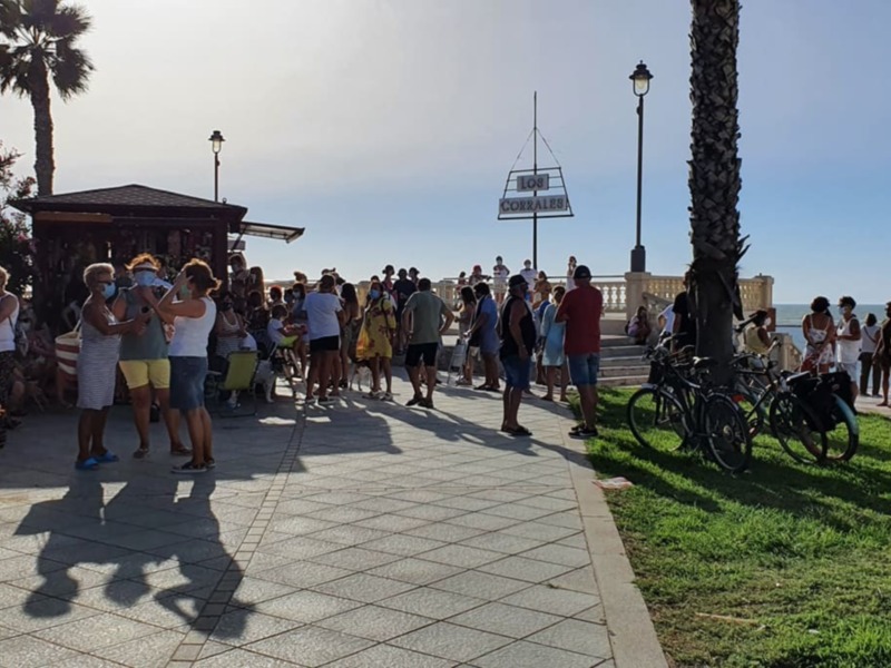 El proceso de concesión municipal de un quiosco de golosinas y helados en el paseo marítimo de Chipiona, indigna a residentes y veraneantes.