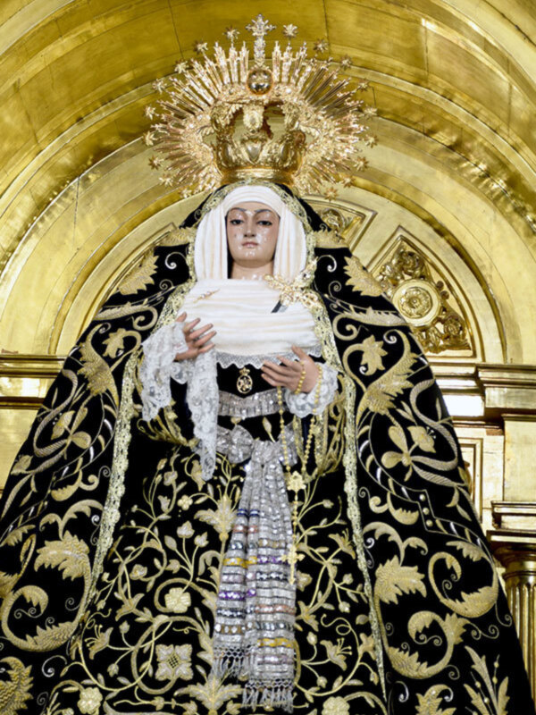 Ntra. Sra. de los Dolores de Alcalá del Río ataviada para el Tiempo estival