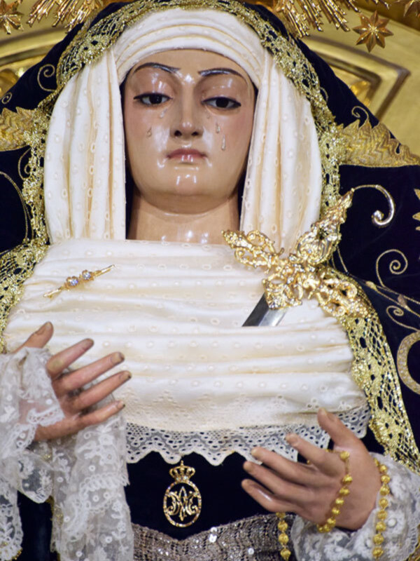 La Santísima Virgen de la Soledad Ilipense está ataviada para el tiempo estival.