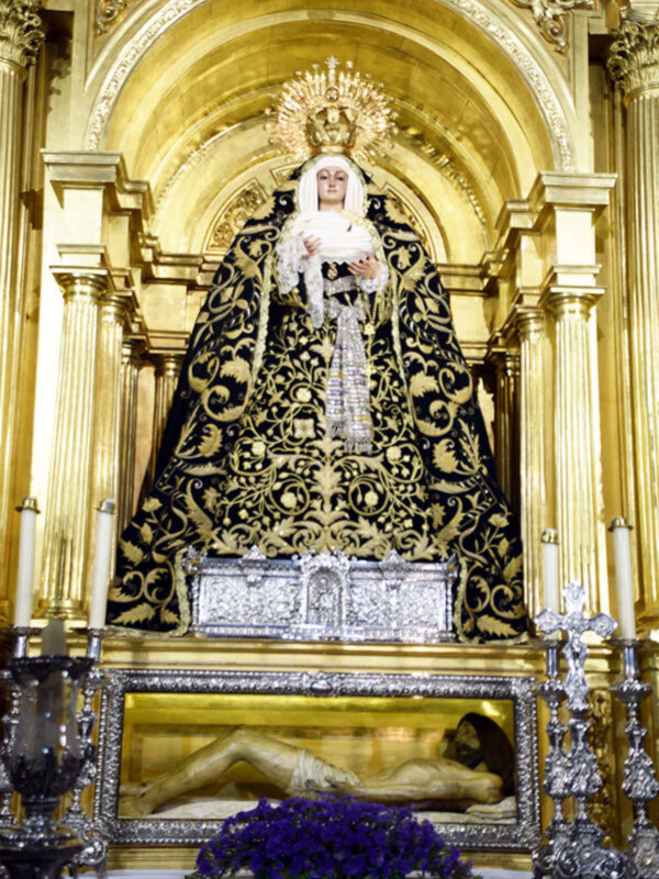 La Reina de la Soledad vestida en época estival.