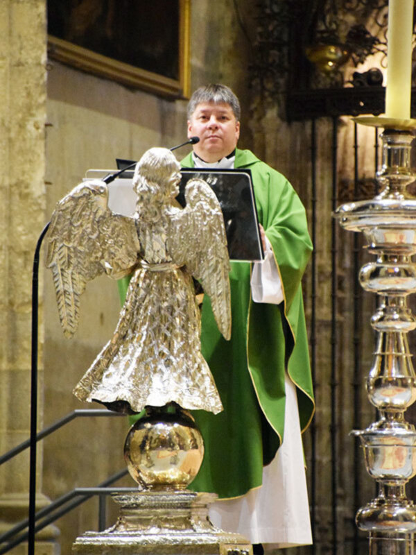 La Novena y la Misa, predicada por Antonio Jesús Báez, vicario episcopal de la Vicaría Sur y párroco de Nuestra Señora de la Asunción, en Osuna.