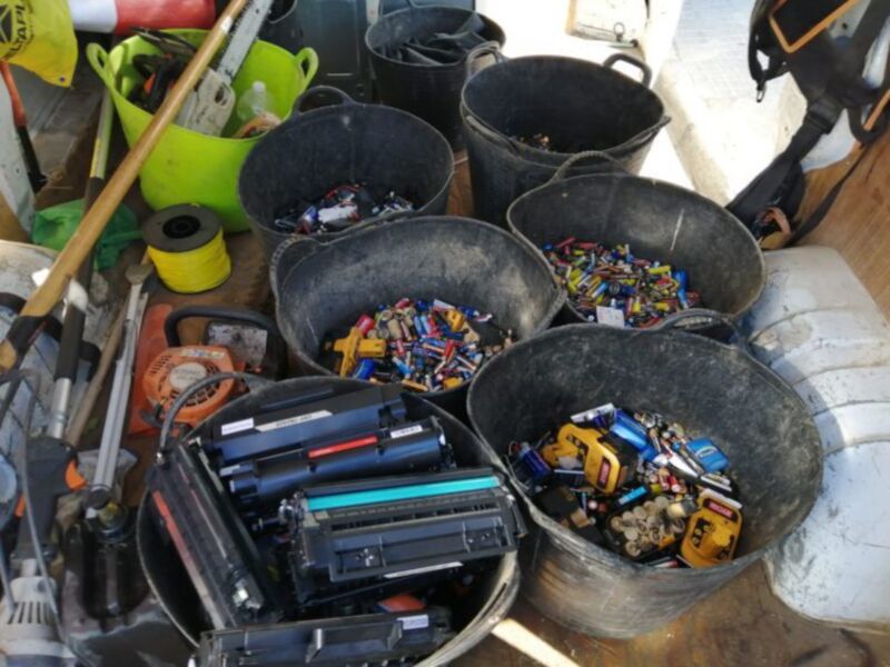 El grupo ecologista Cans ha entregado a la Delegación de Medio Ambiente 800 kilogramos de pilas usadas