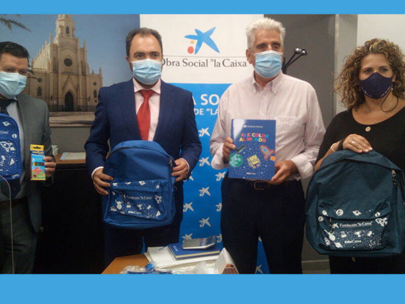 La Caixa y Diputación entregan al Ayuntamiento de Chipiona 190 lotes de material escolar para alumnos de familias desfavorecidas