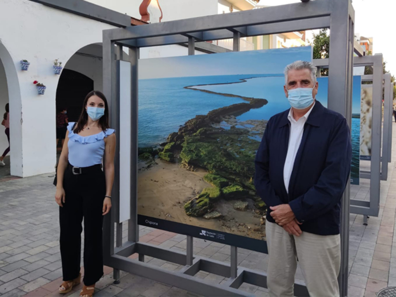 La exposición del Patronato Provincial de Turismo ‘Cádiz quiere verte’ llega a Chipiona para fomentar el turismo más cercano y accesible