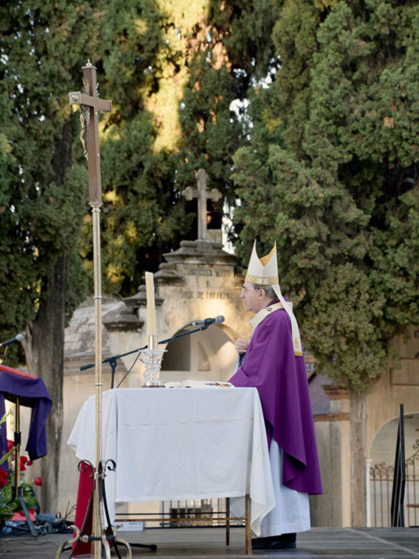 Misa en el cementerio de San Fernando de Sevilla con motivo del día de los fieles Difuntos.