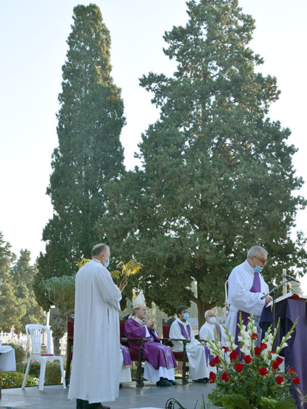 Misa de monseñor Asenjo en el cementerio de San Fernando de Sevilla