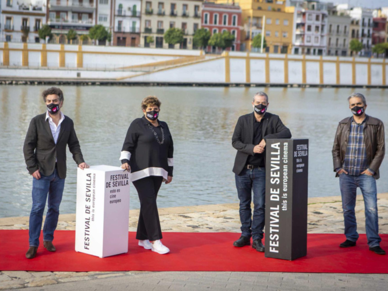 El jurado del 17 Festival de Sevilla, junto al Guadalquivir