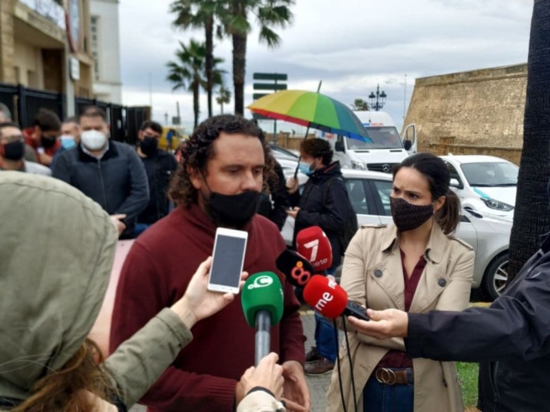 Alcaldes y cargos públicos de IU Cádiz entregan un escrito en Subdelegación por la intervención de España en el conflicto del Sáhara