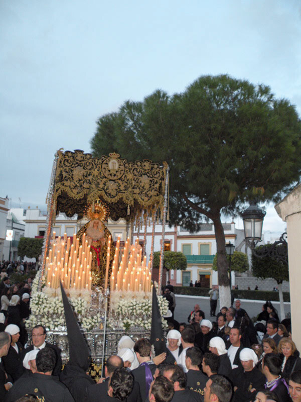 El Arzobispo de Sevilla suspende las procesiones de la Semana Santa hispalense