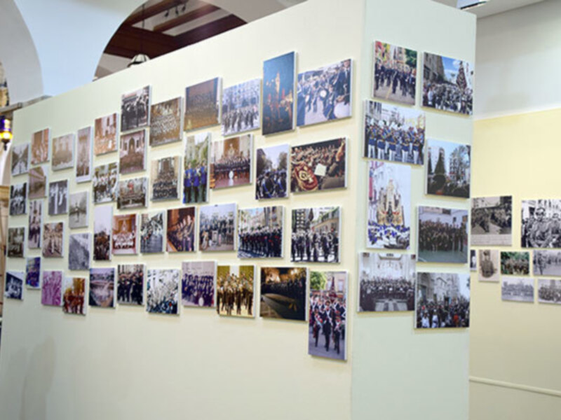 La Música, la Artesanía y la fotografía en la exposición de semana santa en el Mercantil de Sevilla