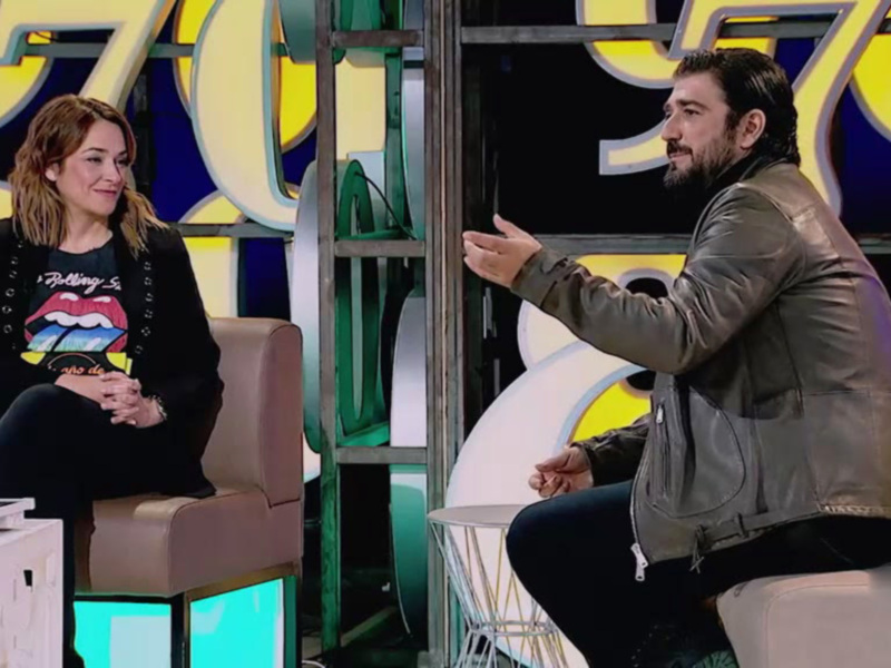 Carmen Flores se sienta en el sofá de "Un año de tu vida"