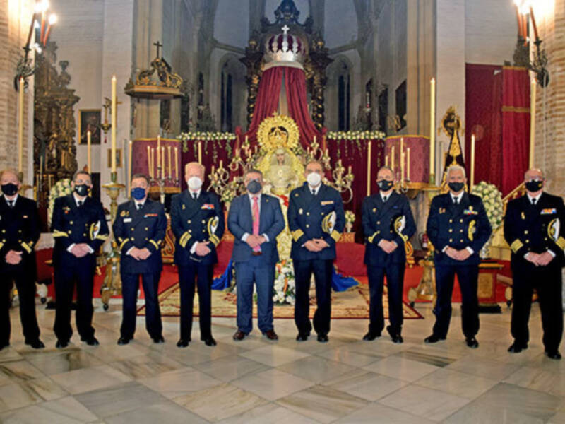 La Real Liga y la Asociación Ares donaron sus insignias con una ofrenda flora a la virgen del Carmen