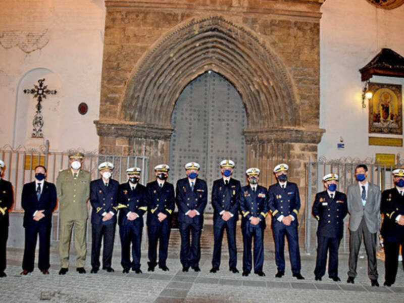 La Real Liga y la Asociación Ares donaron sus insignias con una ofrenda floral a la virgen del Carmen