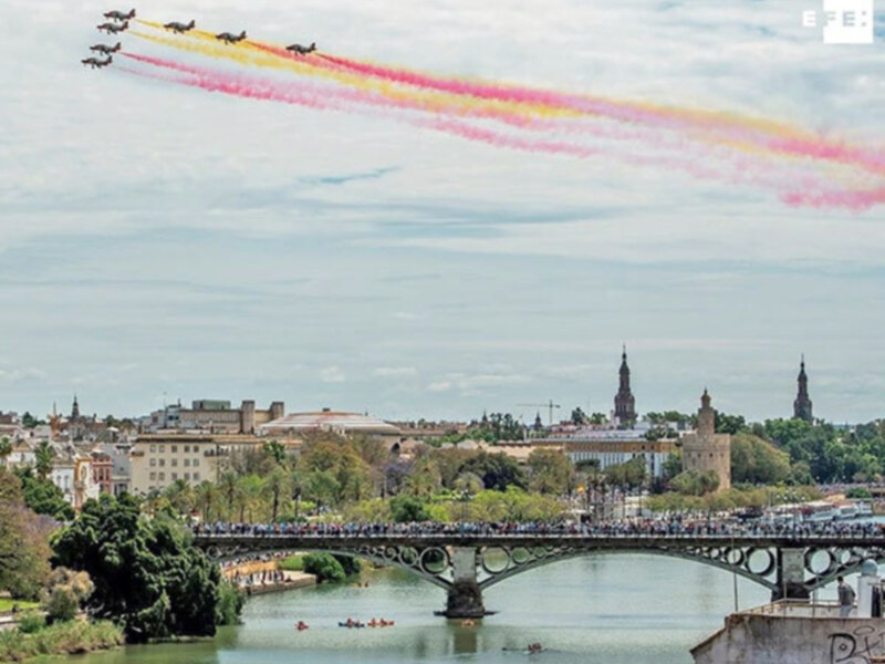 Patrulla Águila sobrevuela en Sevilla 