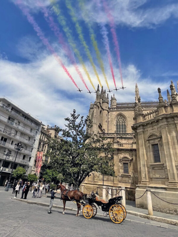 Patrulla Águila sobrevuela en Sevilla por la feria de primavera