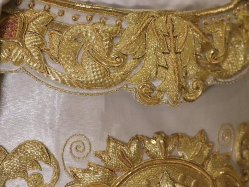 Presentada y bendecida una nueva saya para la Virgen de las Angustias de Alcalá del Río