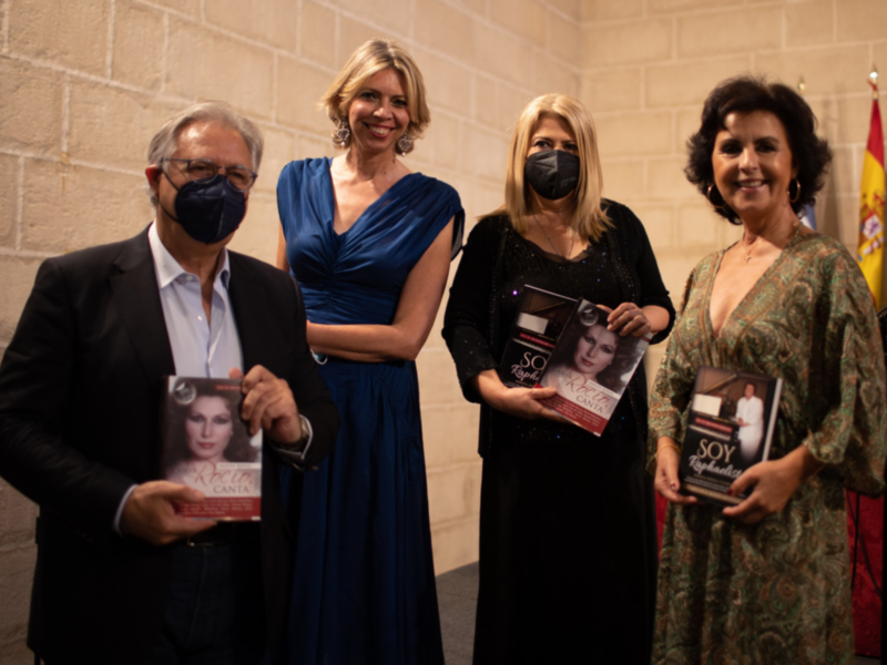 Dos grandes artistas, María José Santiago y Manuel Cerpa arropan a Marina Bernal en la presentación en Jerez de Soy Raphaelista y Canta, Rocío canta