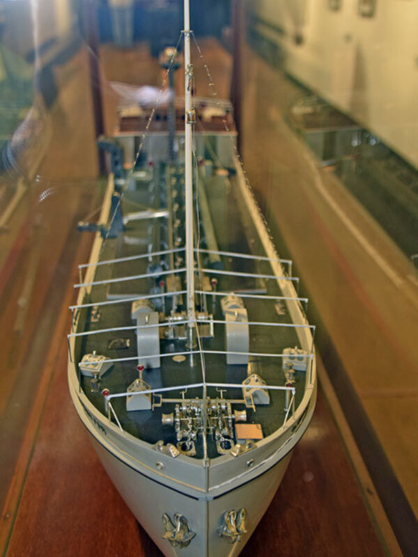 El Puerto de Sevilla expone sus 150 años de historia en fotos, planos y maquetas de buques.
