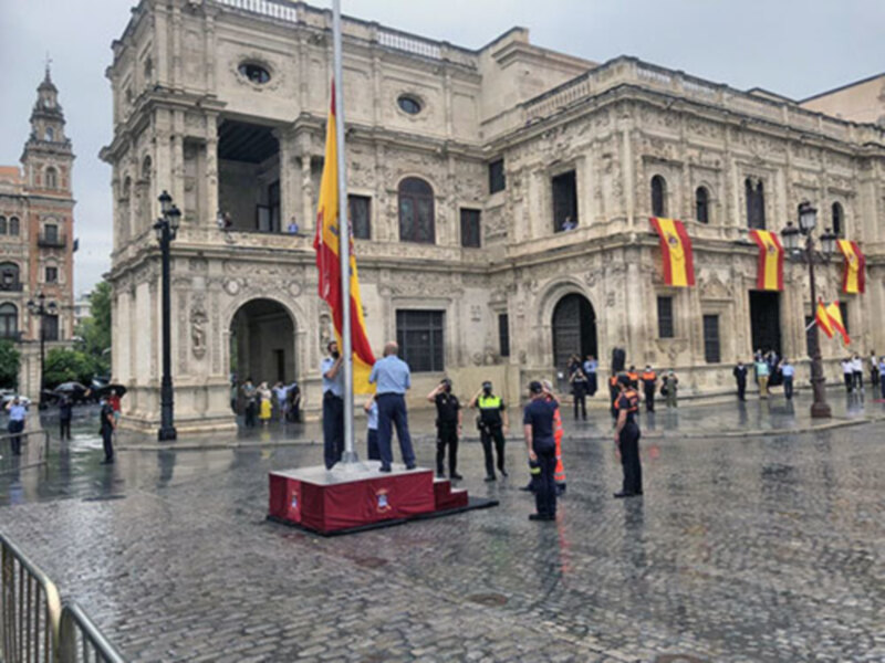 La Plaza de San Francisco acoge el izado solemne de la bandera de España con motivo del Centenario de la Base Aérea de Tablada