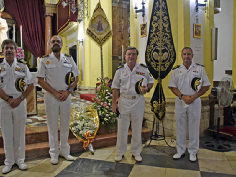 La Real Liga Naval Española realizó una ofrenda a la Virgen del Carmen de la Iglesia de Santiago de Sevilla