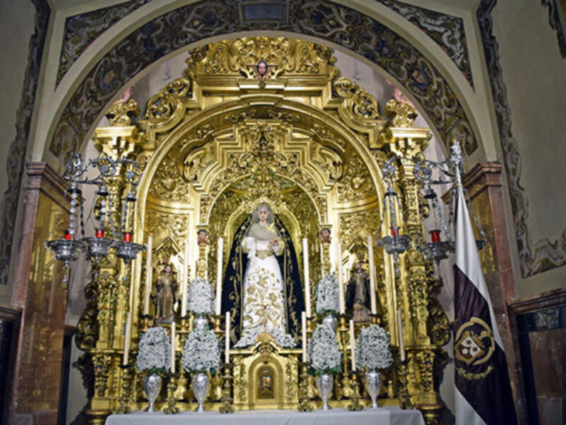 Dolorosa de blanco la Soledad de San Lorenzo de Sevilla.