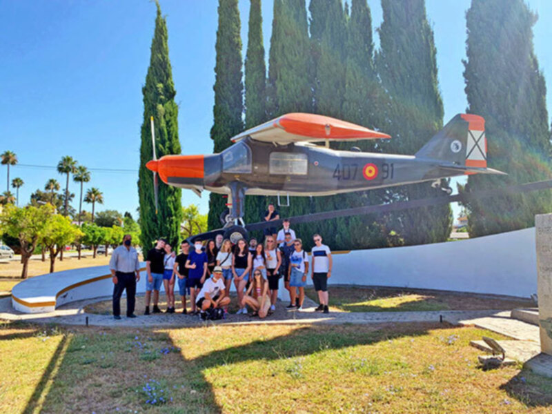 Un grupo de estudiantes de Aeronáuticas procedente de Polonia visitan el Aeródromo de Tablada 