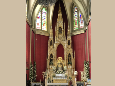 El histórico claustro del Santuario de Regla acogió la presentación del primer libro que se publica sobre la Patrona de Chipiona 