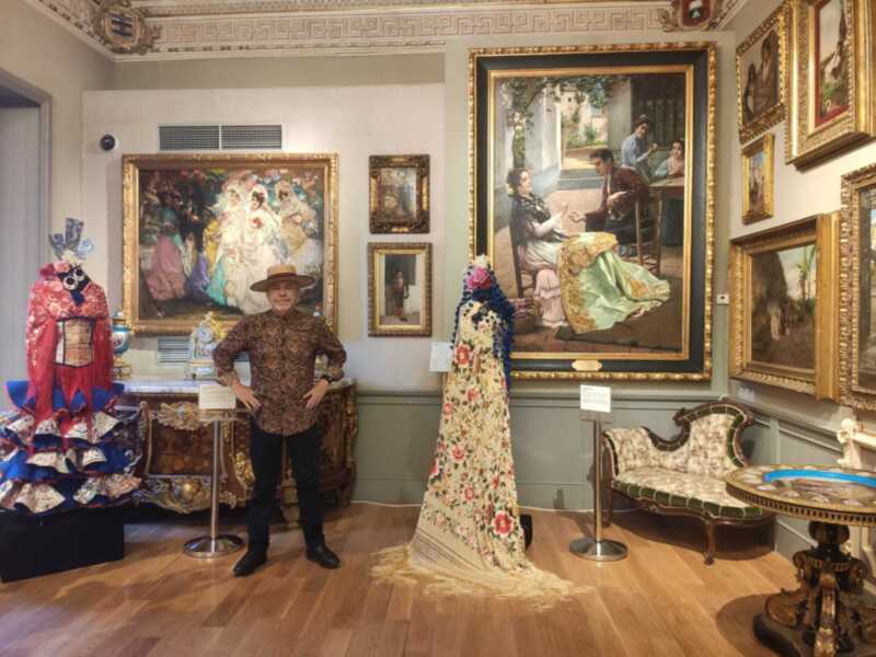 Exposición de arte y trajes tradicionales en un museo.