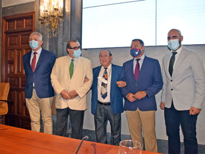 Juan Valdés, galardonado con el Aldabón de la Federación de Casas Regionales en Sevilla.