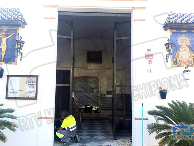 La Hermandad del Cristo de las Misericordias acomete el cambio de la puerta que da acceso a su capilla 