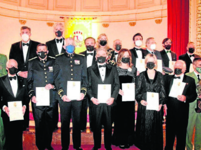 El homenaje se tributaba por haberse cumplido el primer centenario de la fundación de la legión, que, como reza en la placa