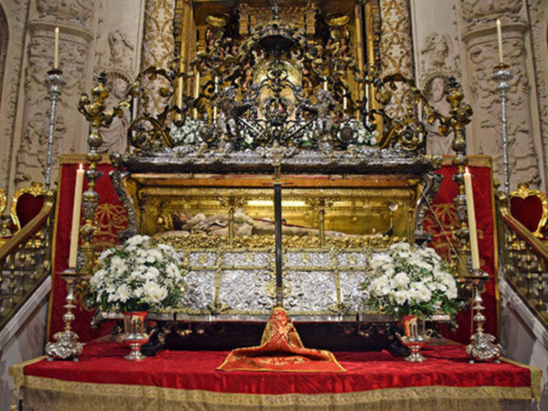 La legendaria espada del rey San Fernando en la procesión por la catedral hispalense