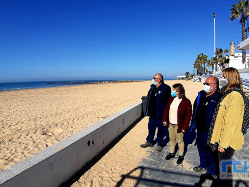 María Naval anuncia que ya se encuentran realizando trabajos para habilitar las playas de Chipiona lo antes posible