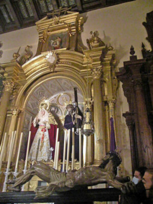 El austero vía-crucis del Cristo del Buen Fin en Alcalá del Río.