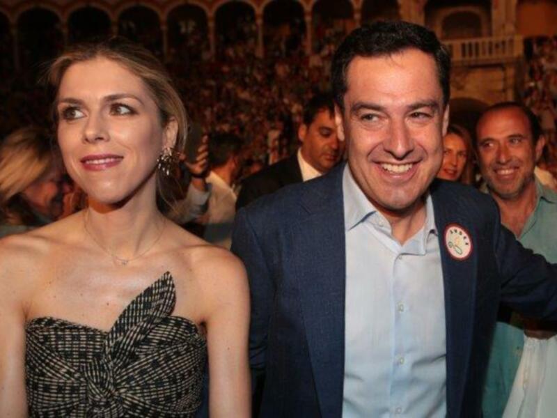 Juanma Moreno fue recibido como una auténtica estrella a su llegada a la plaza de toros de la Maestranza de la mano de su esposa, Manuela Villena. 