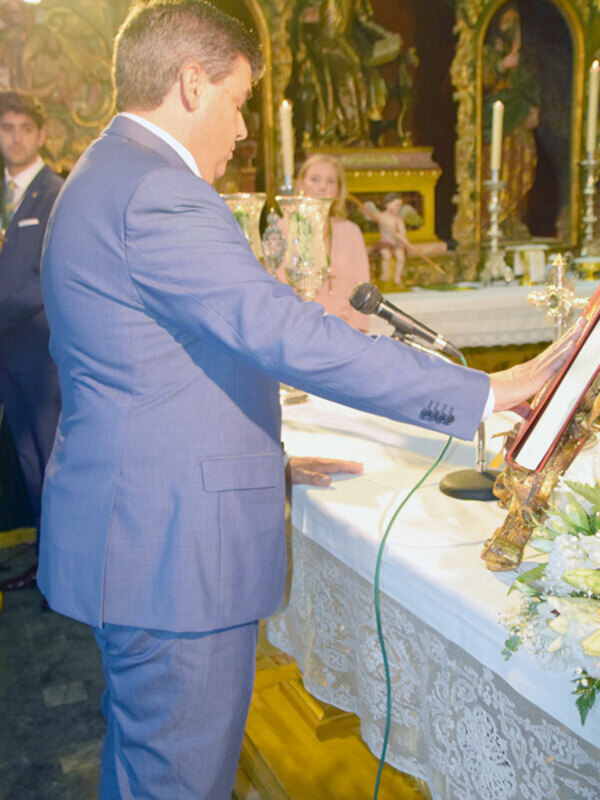 Toma de posesión y jura de cargo de la Hermandad de  la Vera-cruz de Alcalá del Río.